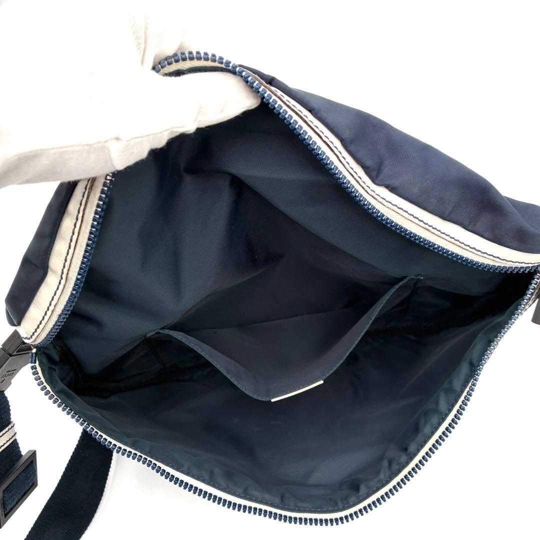 未使用に近い グッチ クレスト ボディバッグ ラバーロゴ 斜め掛け ネイビー