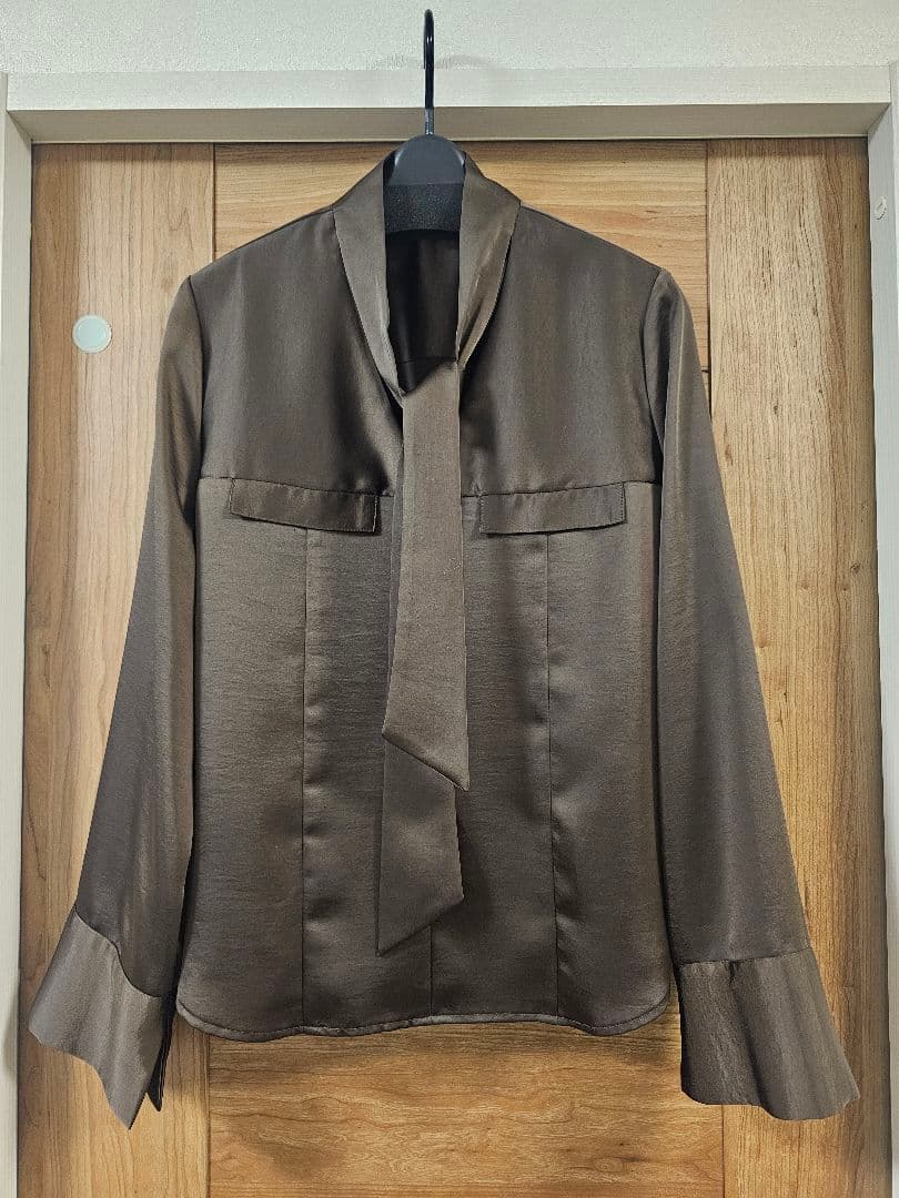 anuans/アニュアンス/サテンVネックタイブラウス/BROWN