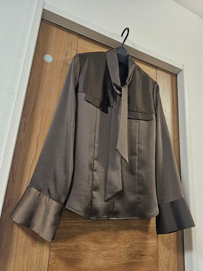 anuans/アニュアンス/サテンVネックタイブラウス/BROWN