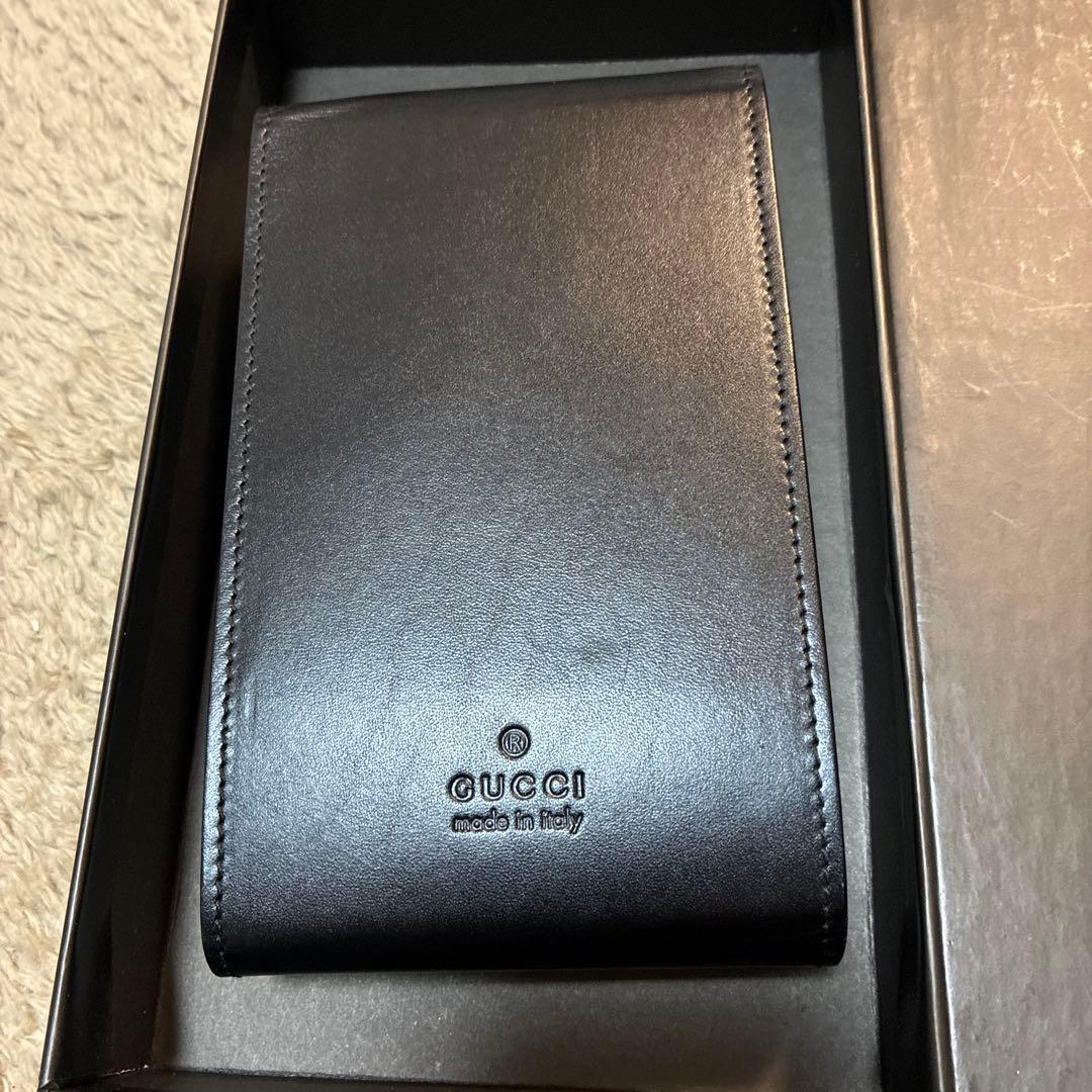 GUCCI ブラック　レザー　ベルトクリック付きスマホケース