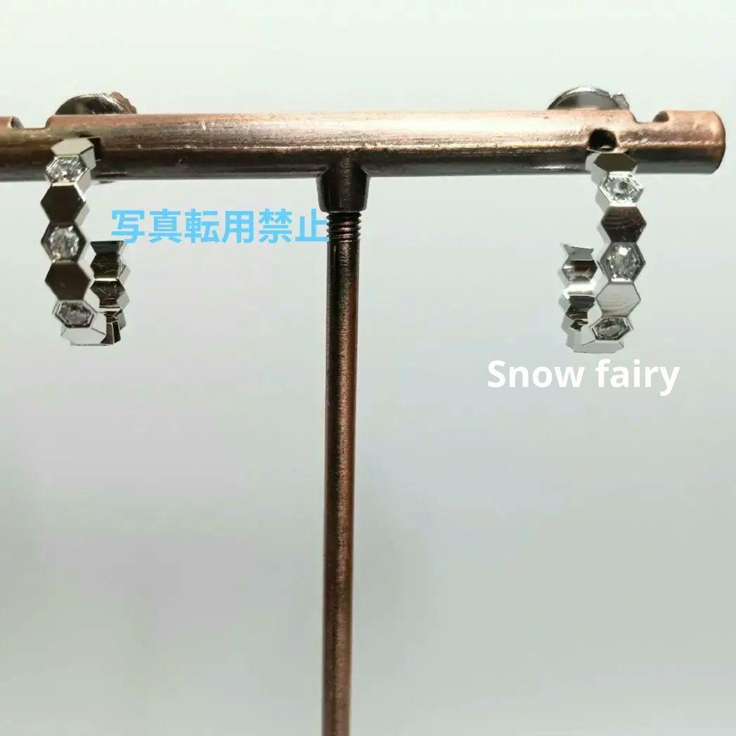 蜂の巣ハニカムフープピアス　ホワイトゴールドカラー