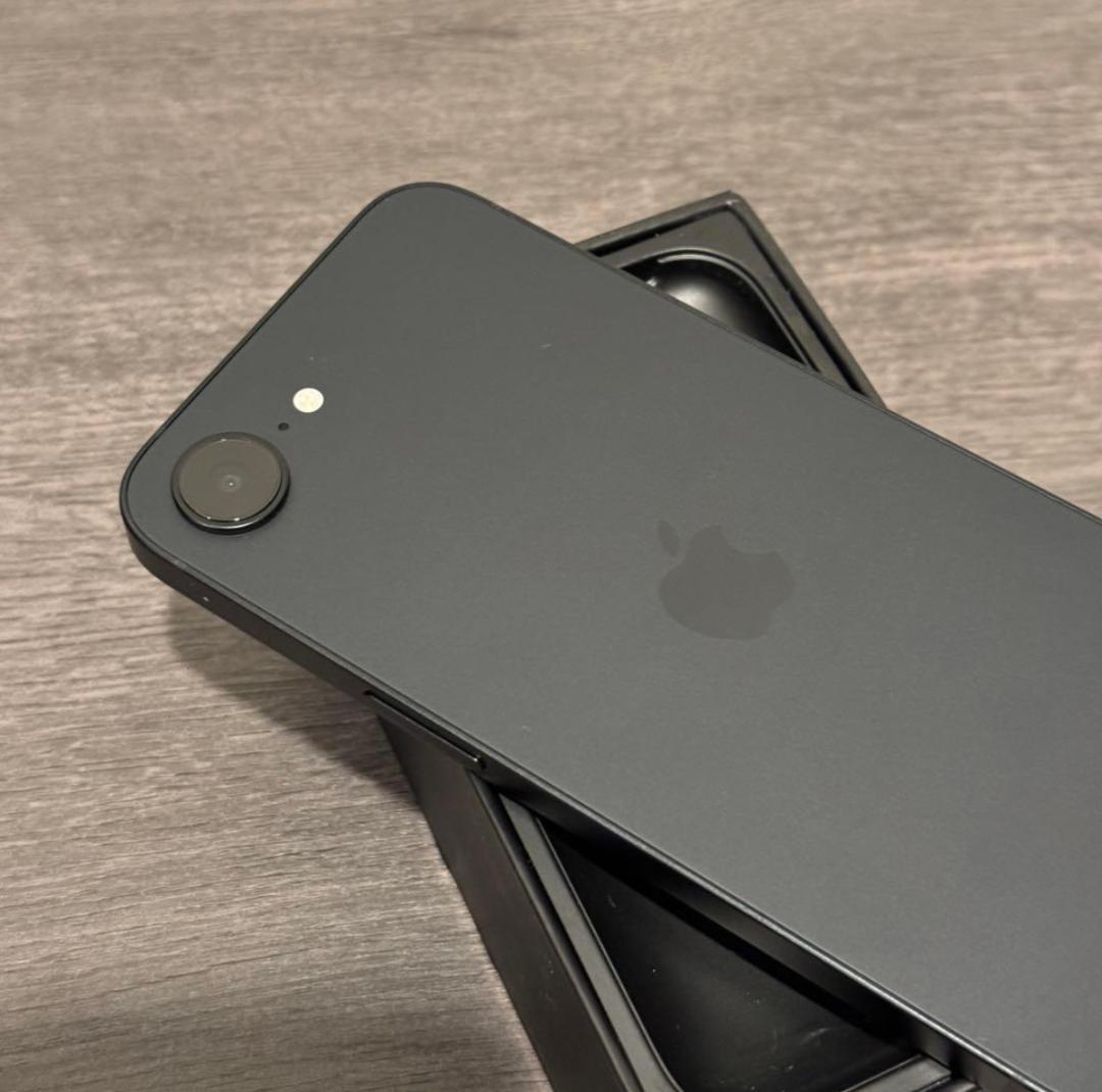 ほぼ未使用　iPhone 16e 128GB バッテリー100％