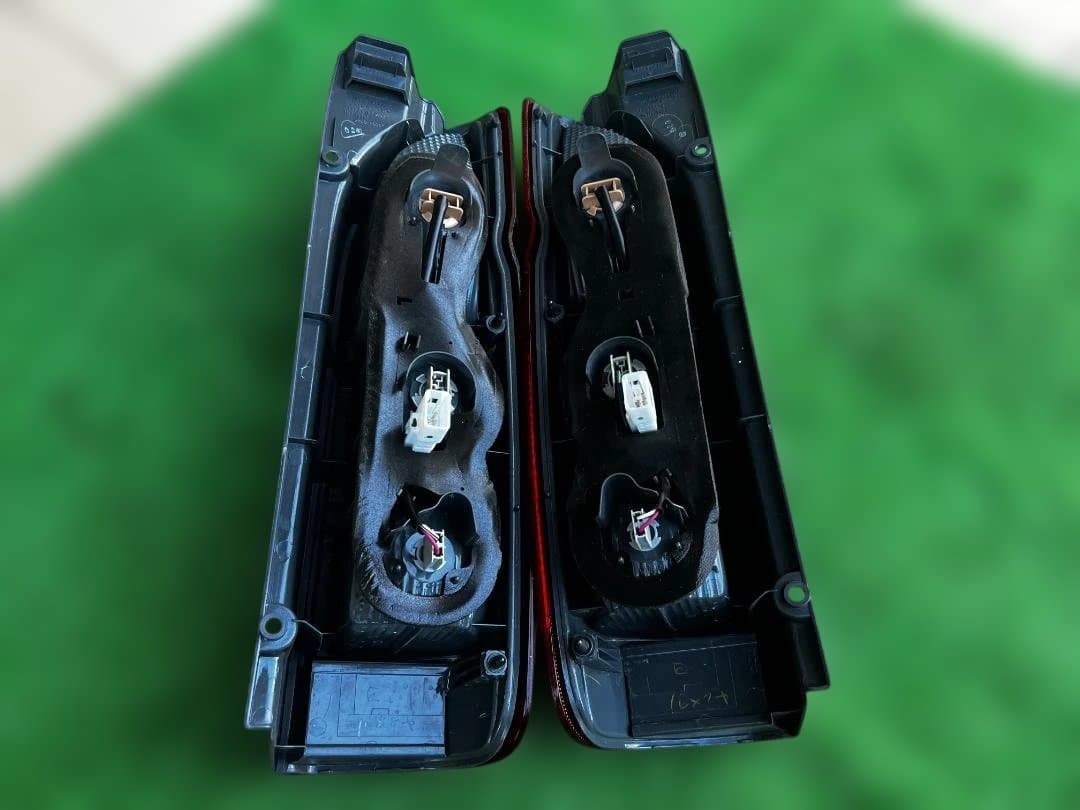 と*も様 新車外し/ハイエース 純正テールランプ 左右セット koito 26-