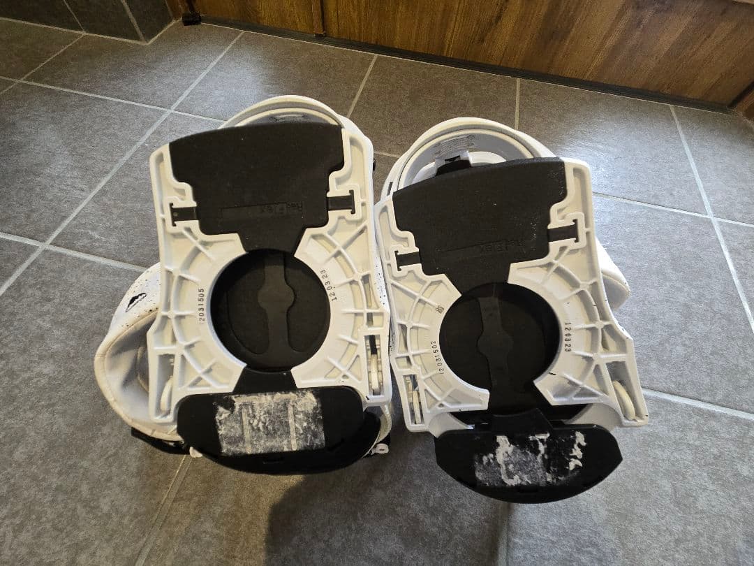 ホワイト/ブラック スノーボードビンディング