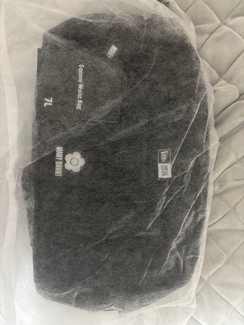 マリークワント　ニューエラ　スクエアボディバック