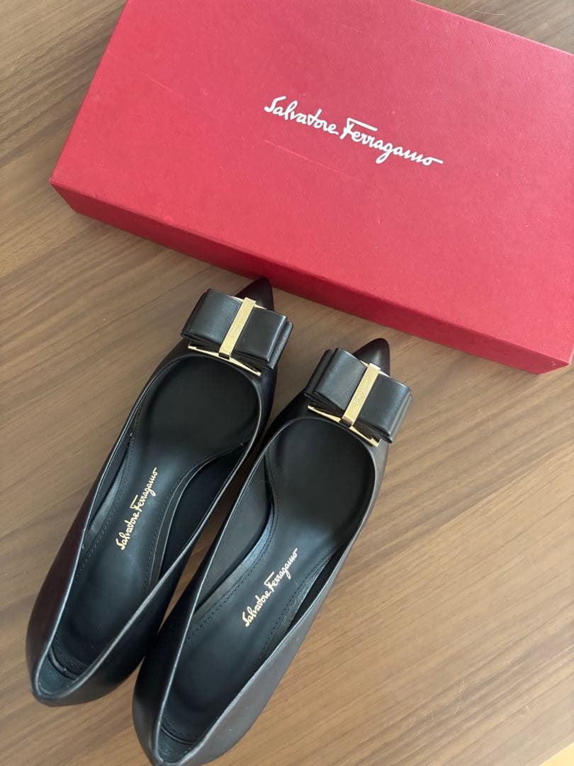 【tomo】Salvatore Ferragamo パンプス ヴァラリボン