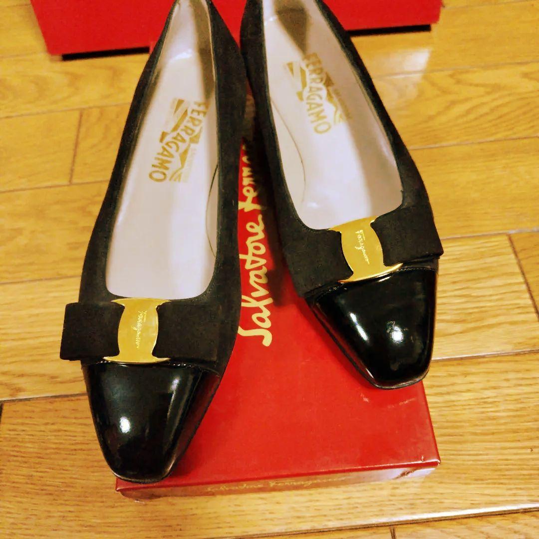 Ferragamo ツーカラー異素材 つま先黒エナメル/茶スエード7C 新品稀