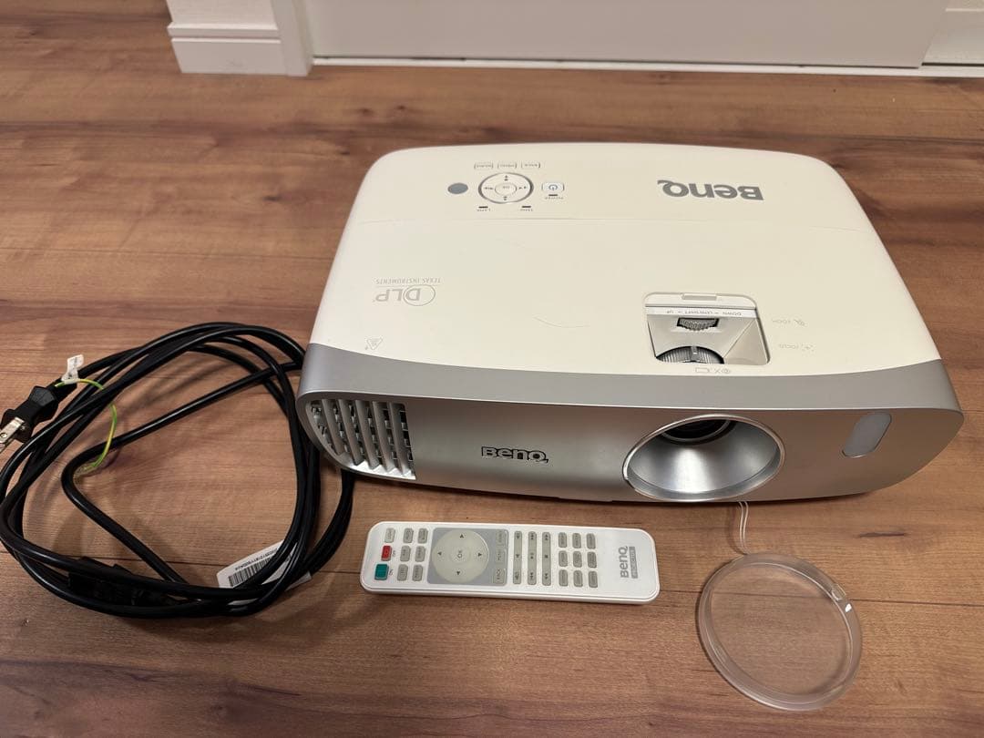 SUMO公式アカウント様BenQ DLPプロジェクター本体 リモコン付き