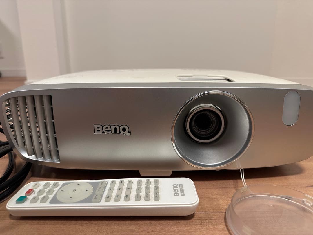 SUMO公式アカウント様BenQ DLPプロジェクター本体 リモコン付き