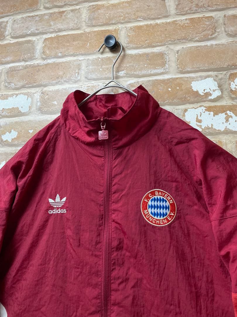 adidas バイエルン　トラックジャケット　ナイロンジャケット　赤　刺繍