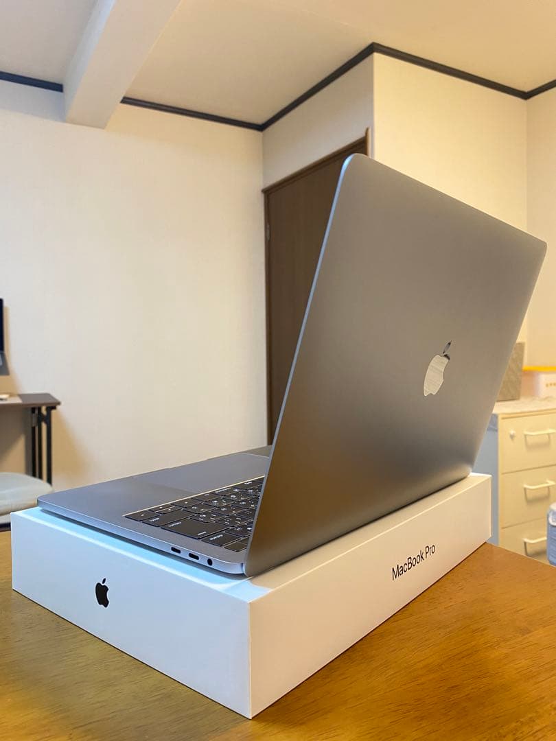 美品 MacBook Pro 13インチ SSD 512/Touch Bar