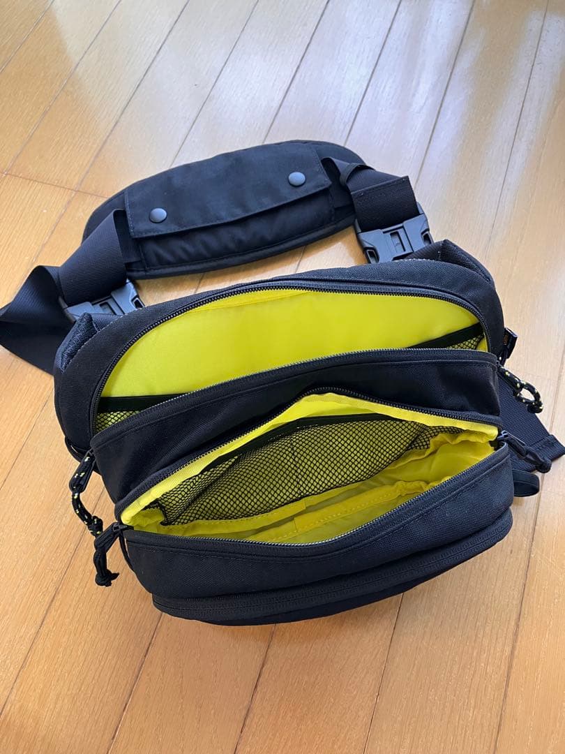 Hugooのブラックバッグ、メッシュポケット付き。