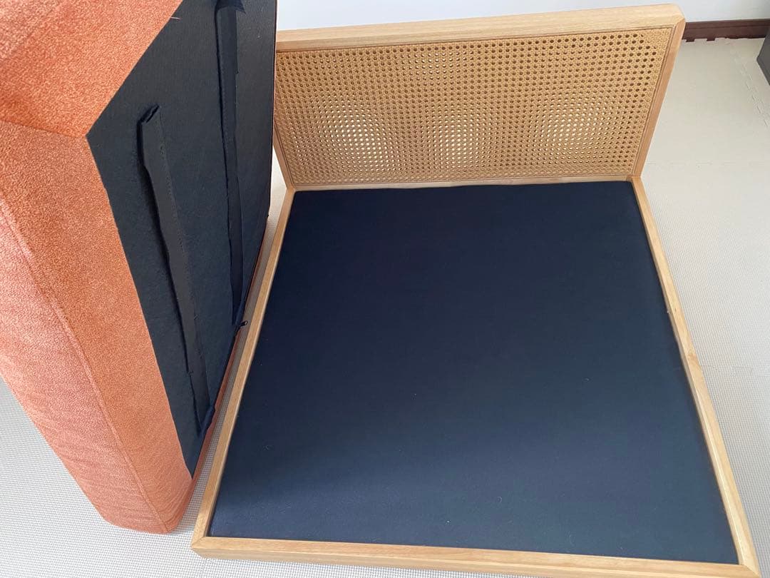 ほぼ新品　1人掛けソファー　大きめソファー　ローソファ　背もたれ木製　お洒落