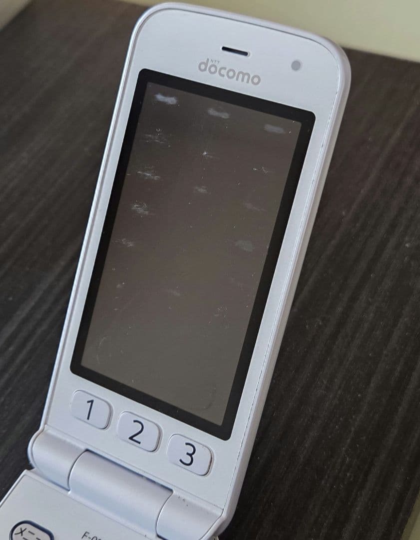 DOCOMO らくらくフォン F-01M ホワイト