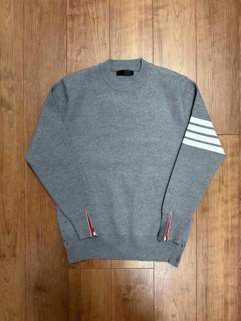 【新品】4bar グレー クルーネック ニット L トリコロール ボタン仕様