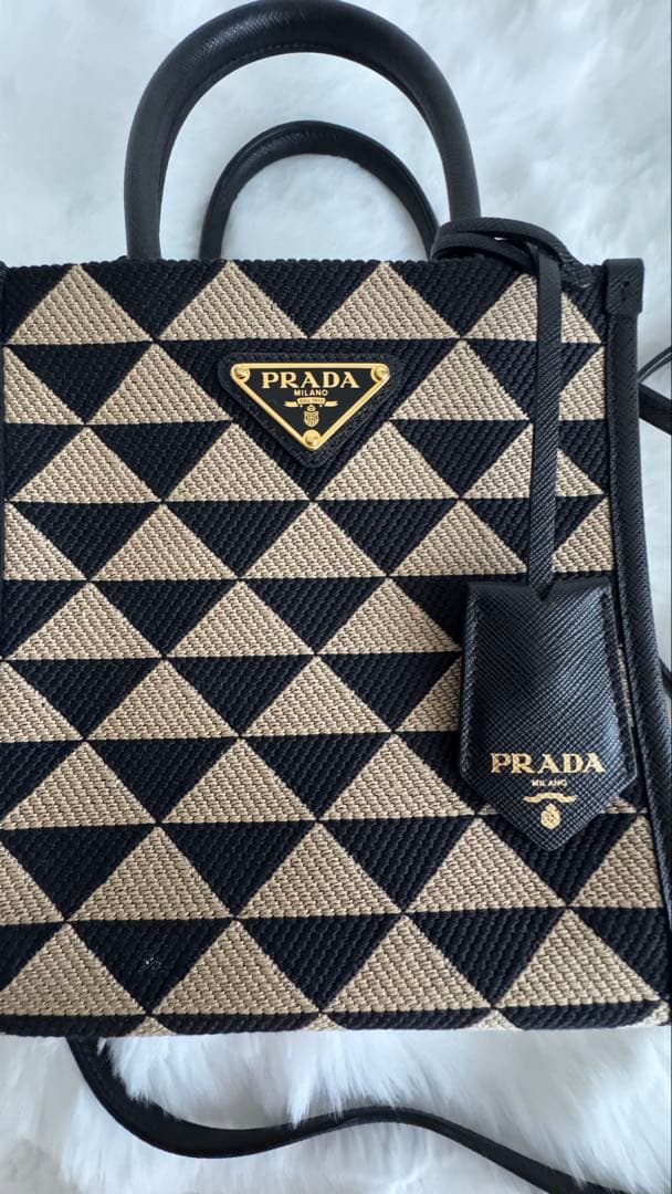 PRADAシンボルトライアングルミニバッグ