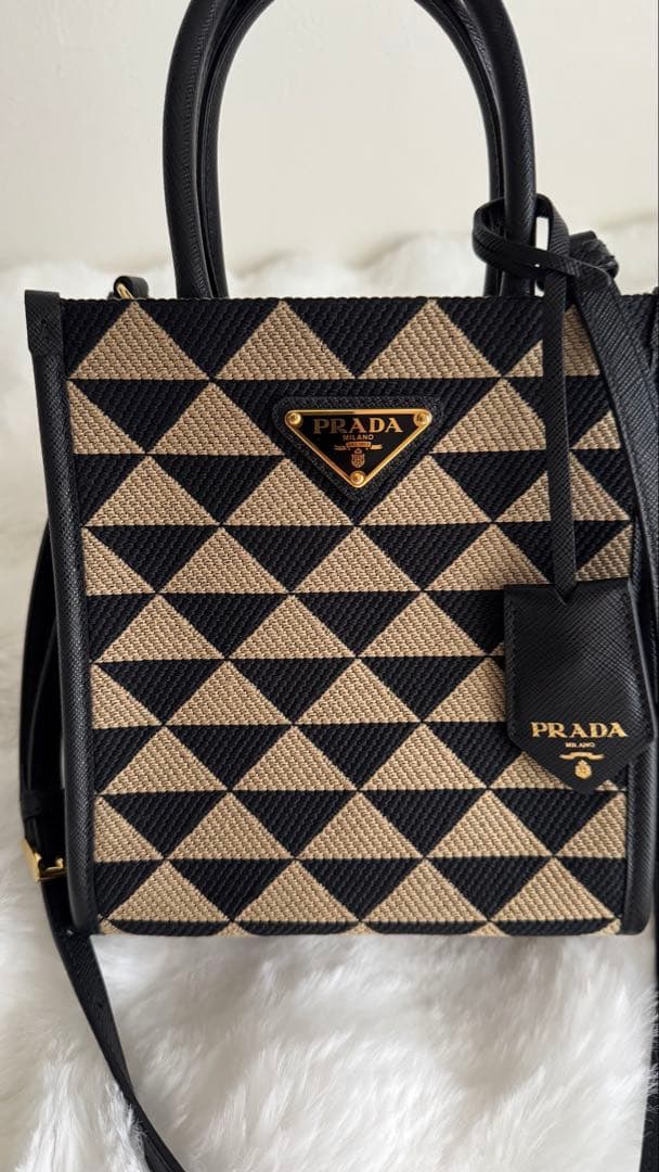 PRADAシンボルトライアングルミニバッグ