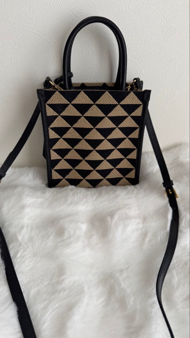 PRADAシンボルトライアングルミニバッグ