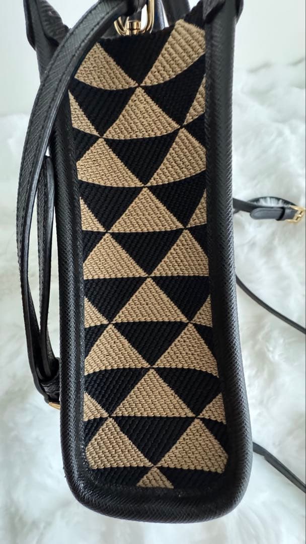 PRADAシンボルトライアングルミニバッグ