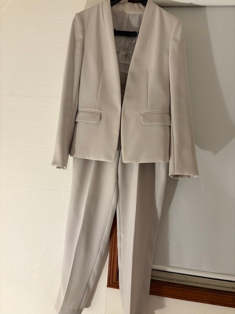 スーツカンパニー　レディース　パンツスーツ　ノーカラージャケット