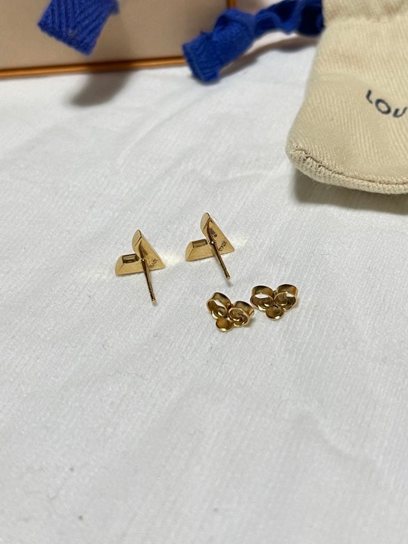 【美品】Louis Vuitton ピアス・エセンシャル V ゴールド