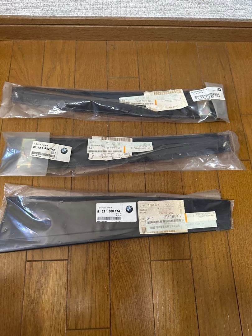 新品 E30用純正サイドピラーパネル