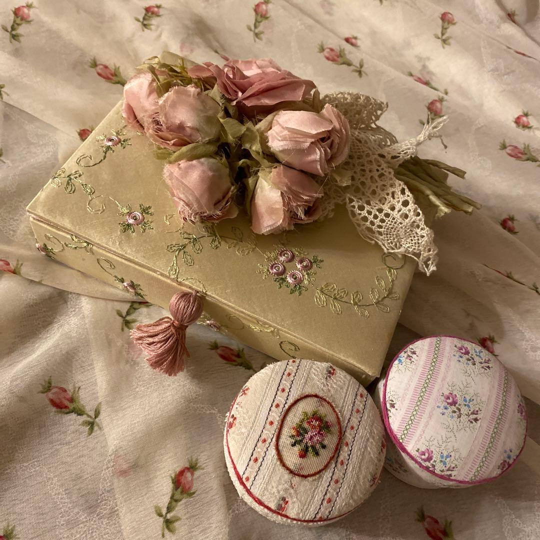 ご確認用です。 フランス刺繍生地のカルトナージュ＆円形カルトナージュ2点