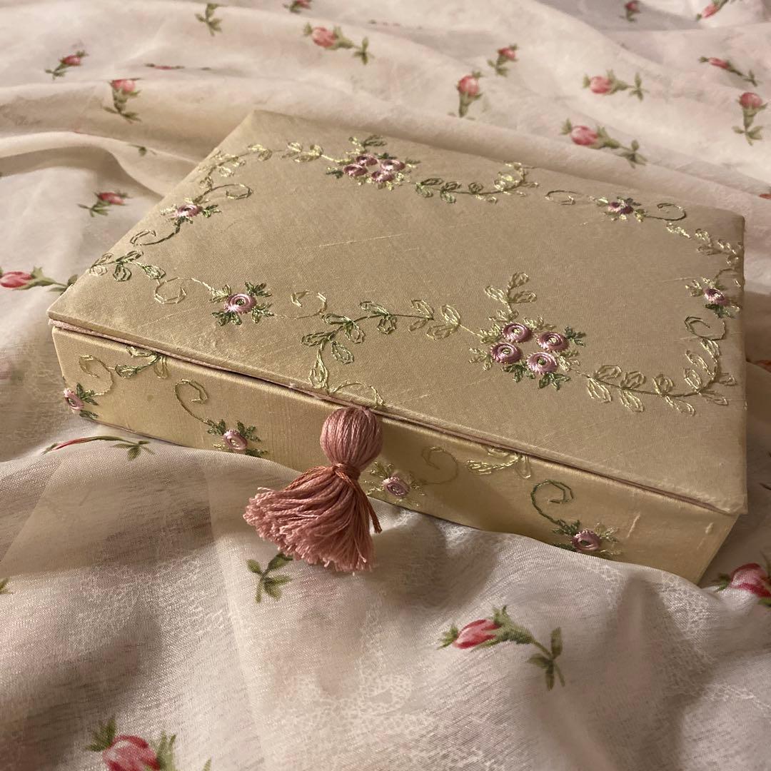 ご確認用です。 フランス刺繍生地のカルトナージュ＆円形カルトナージュ2点