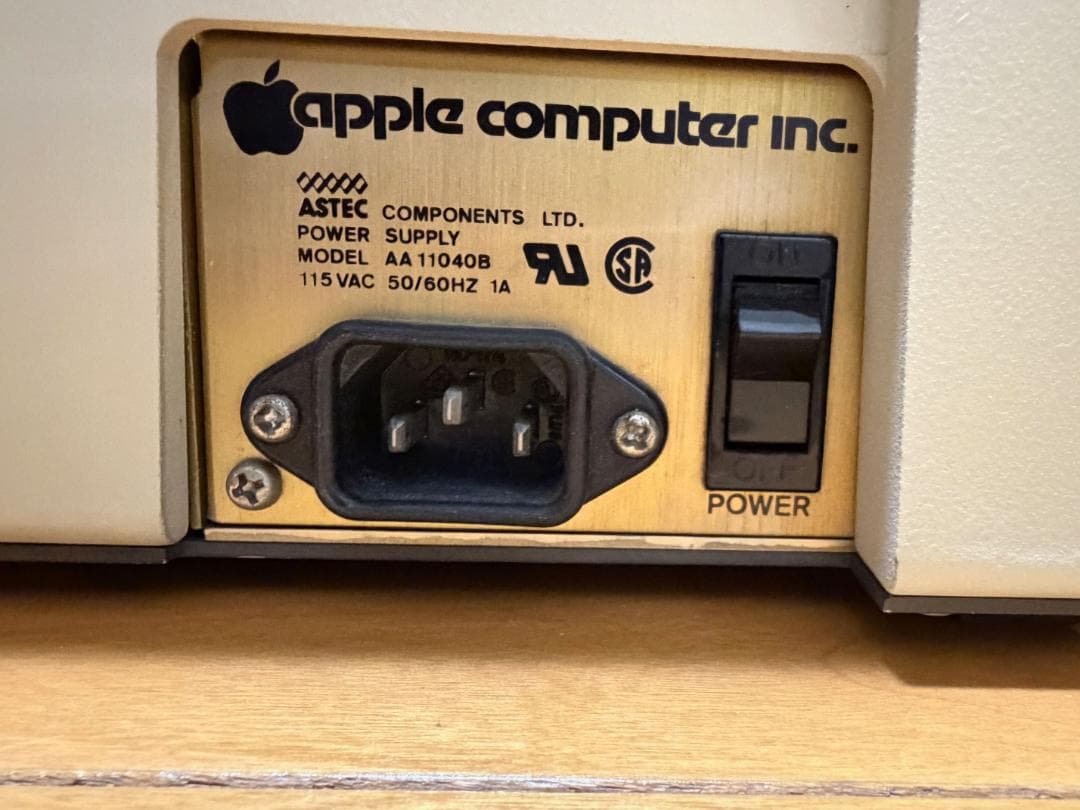 Apple II Plus コンピュータ MODEL NO. A2S1016
