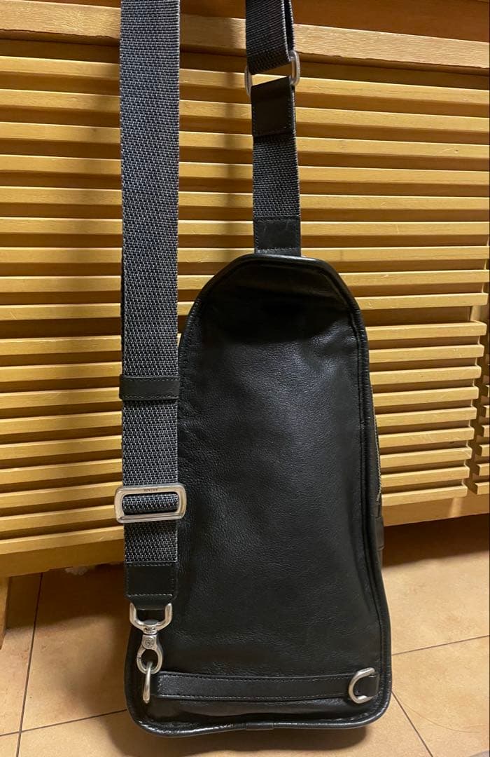 aniary　アニアリ　ボディバッグ　レザー　ダブルファスナー　斜め掛け