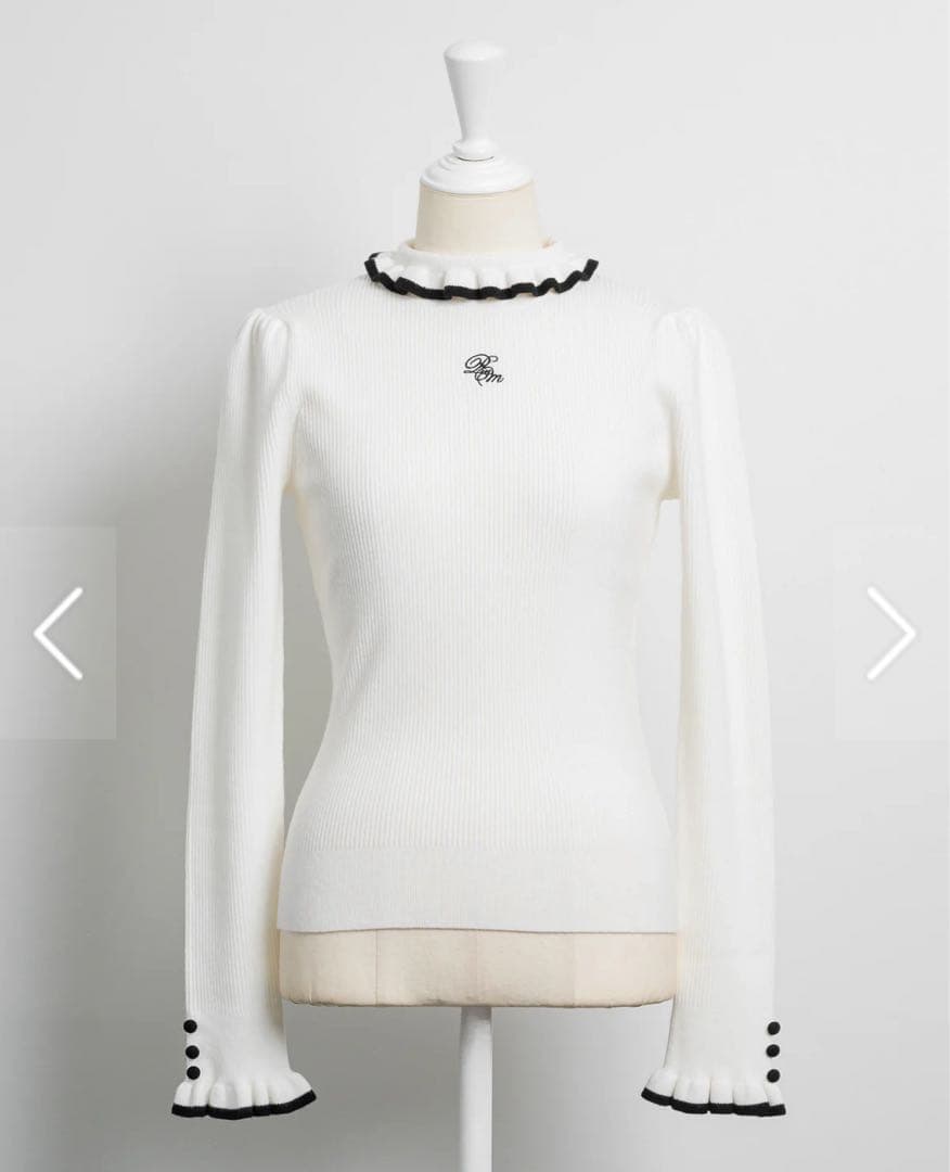 pium プチタートルフリルリブニットトップス ホワイト×ブラック