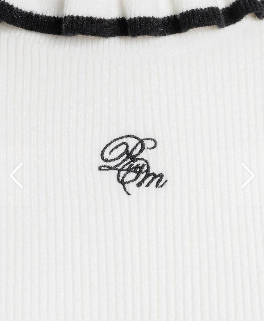 pium プチタートルフリルリブニットトップス ホワイト×ブラック