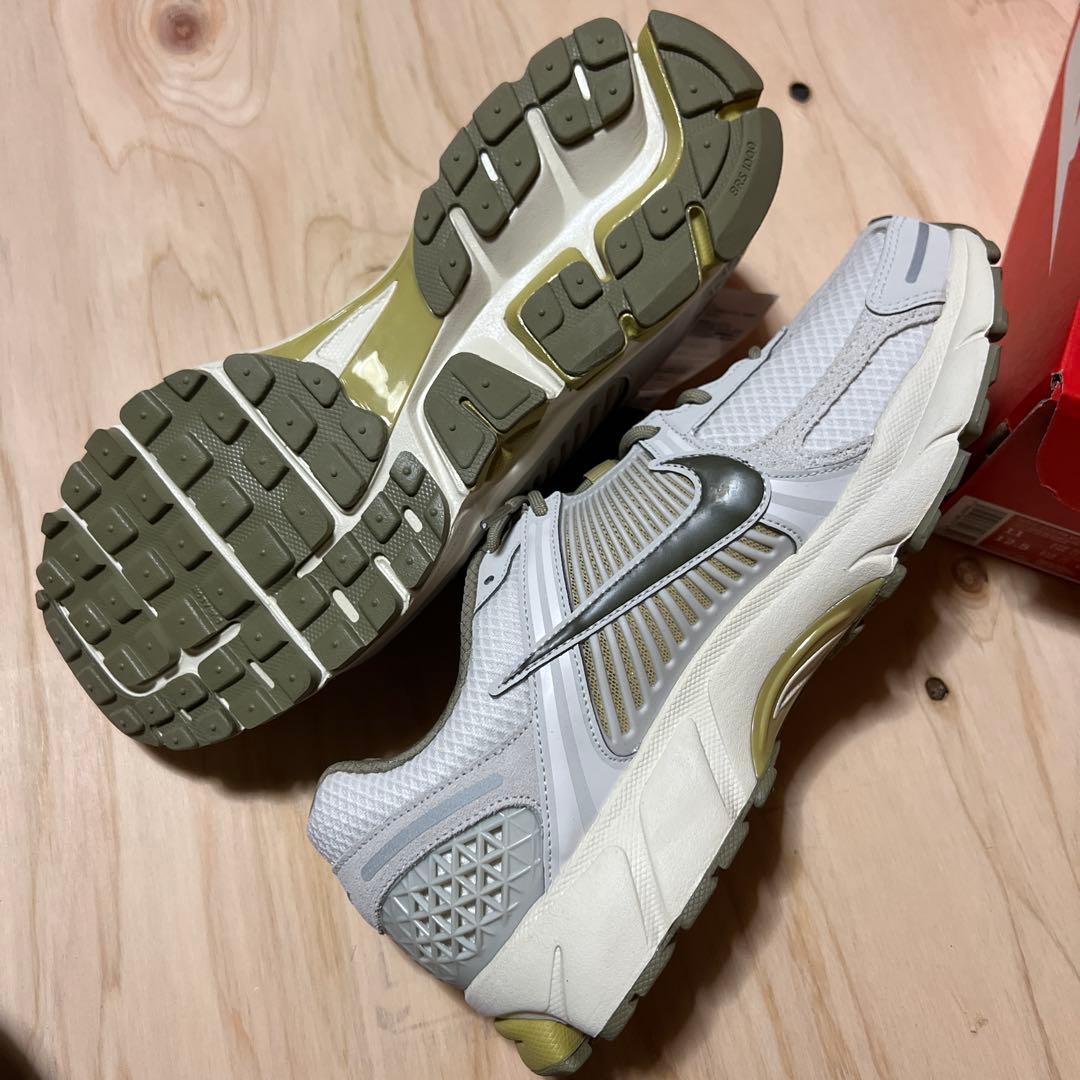 ミ*︎様 ナイキ ズーム ボメロ 5 \"ライトボーン & ミディアムオリーブ\"