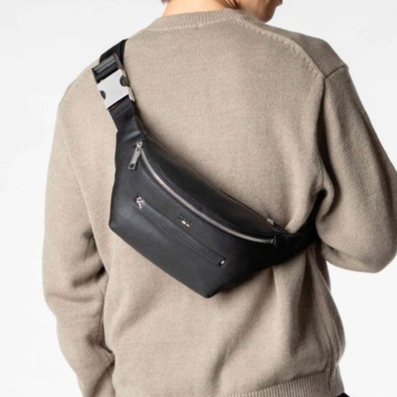 【極美品】HUGO BOSS ショルダーバッグ 斜め掛け ブラック ボディバッグ