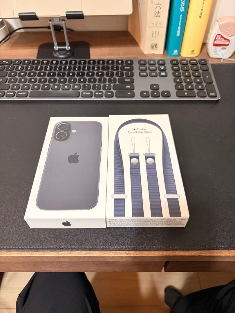 【ほぼ新品】iPhone17:256GB(ケース・ストラップ付き)