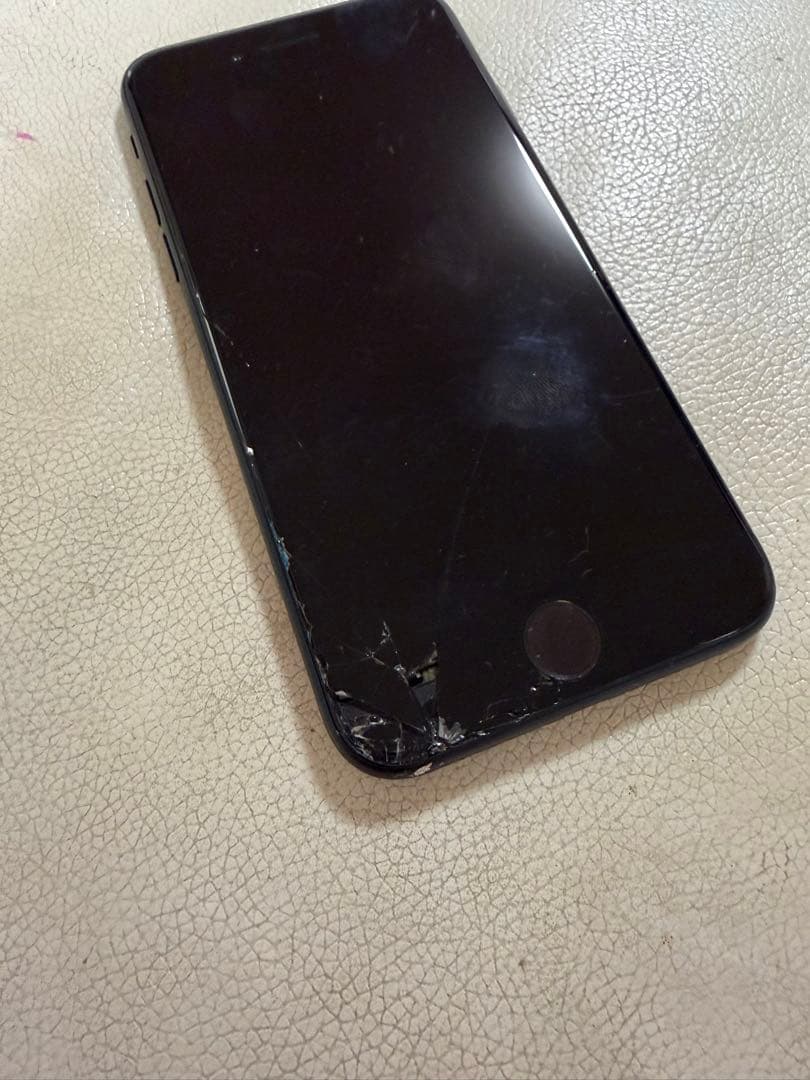 Apple iPhone SE (第3世代) ブラック　画面ひび割れあり