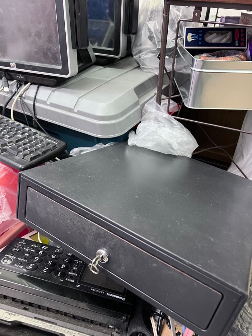 美容室使用SALONPOS レジスタンド 本体とキーボードなど直接手渡し