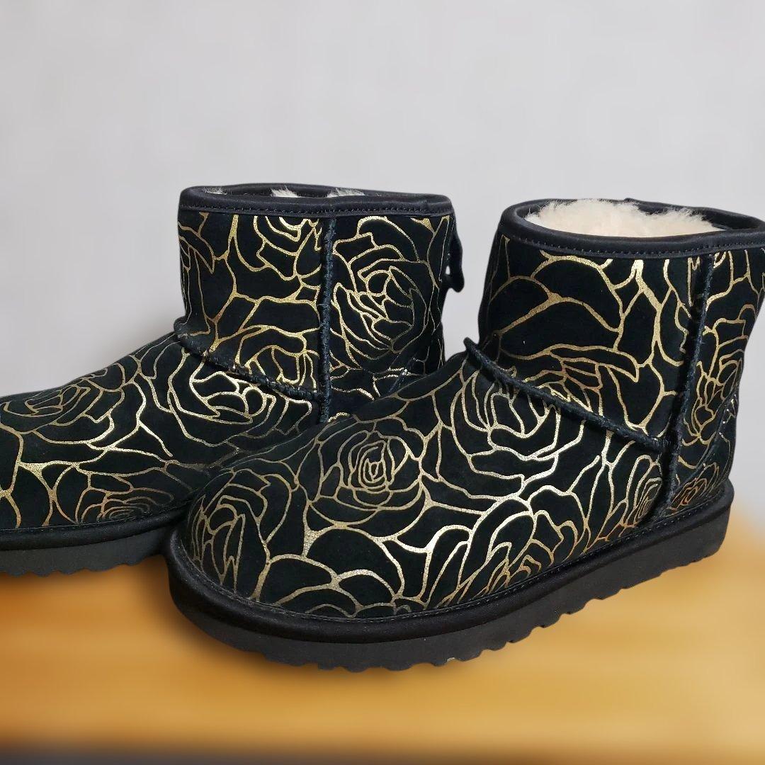 UGG黒と金の薔ローズ柄ムートンブーツ