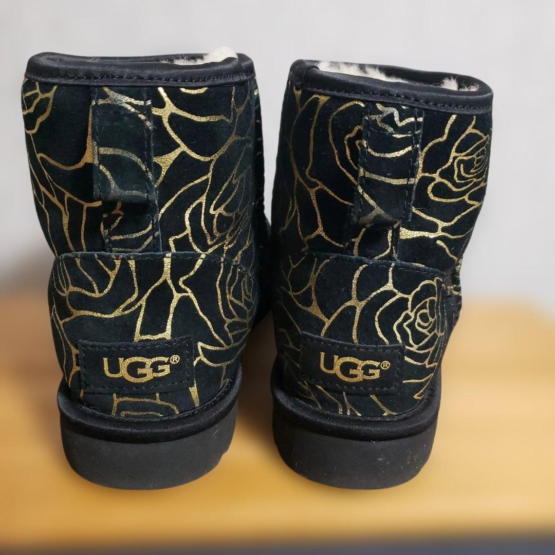 UGG黒と金の薔ローズ柄ムートンブーツ