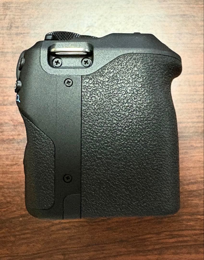 キヤノンEos R10 ボディー 新品同様 保証&おまけ付き❣️