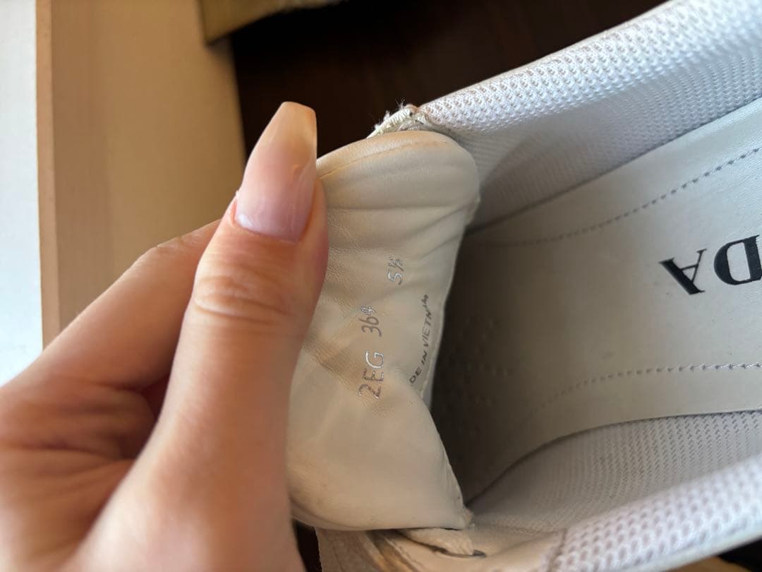 PRADA ホワイト スニーカー