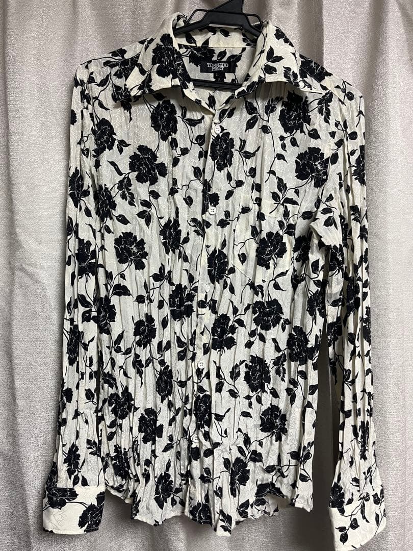 トルネードマート　シワ加工モノトーンフラワードレスシャツ