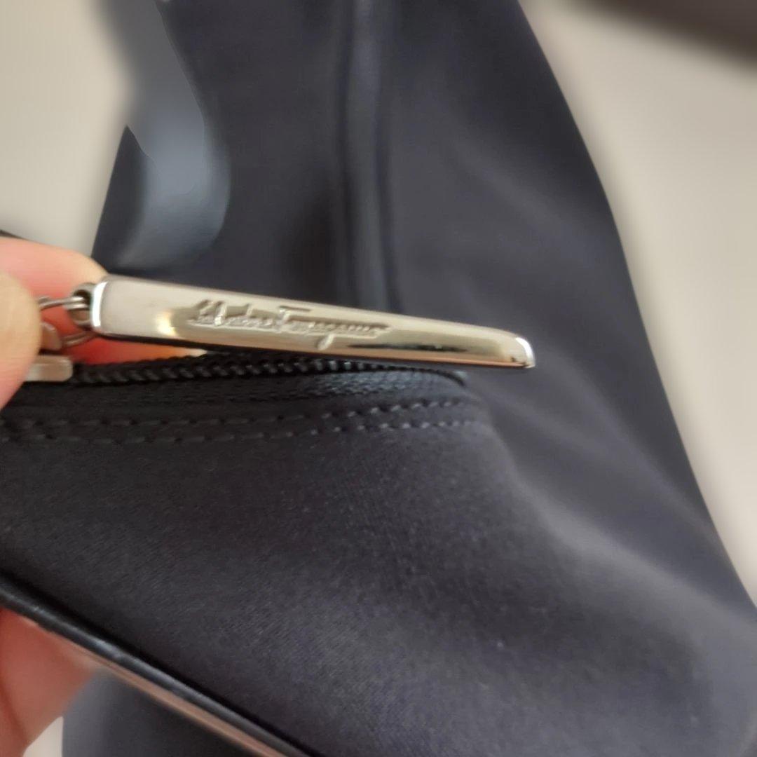 フェラガモブラックハンドバッグ肩掛け