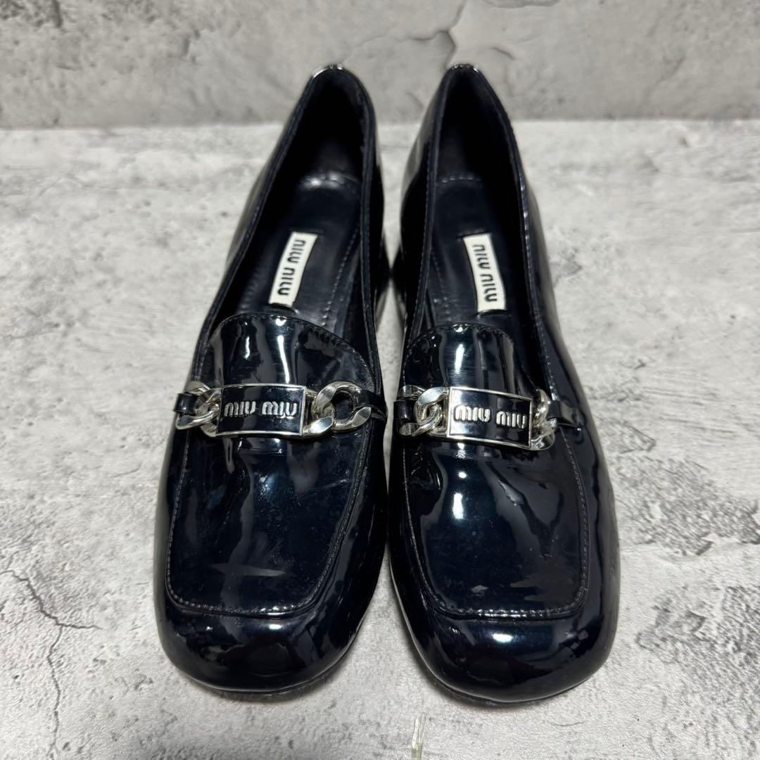 美品✨️ミュウミュウ ローファー パンプス チェーン エナメル ロゴプレート 黒