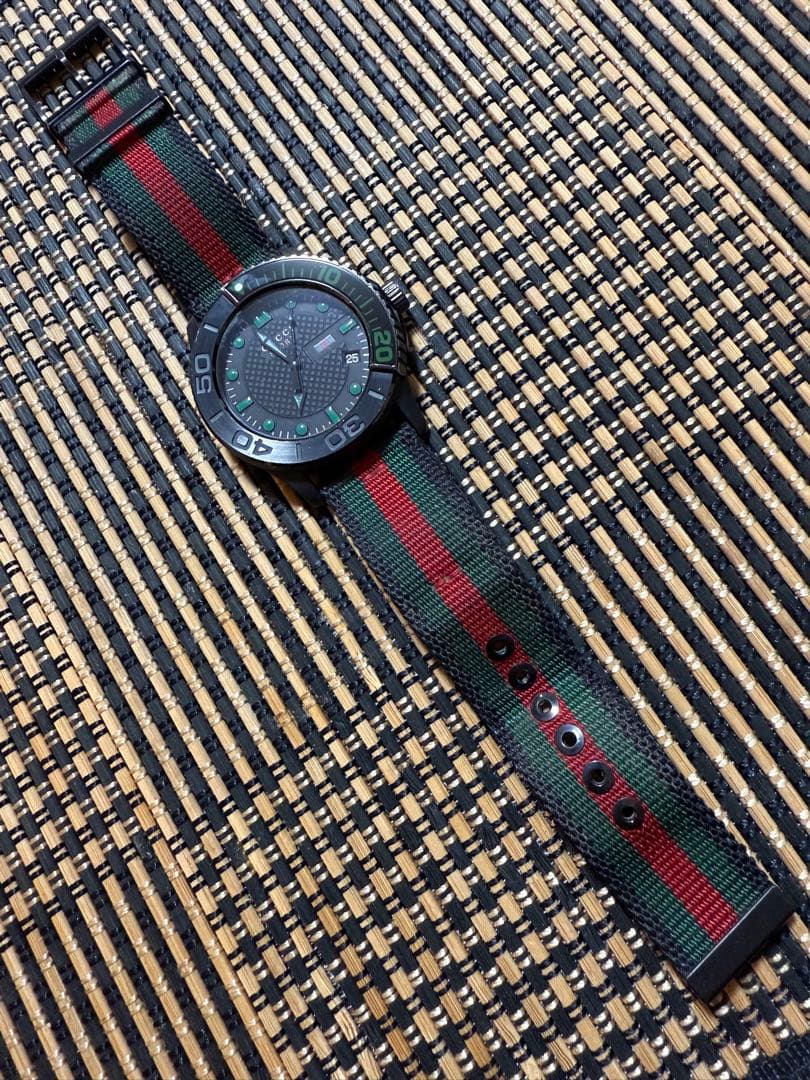 GUCCI カラー　メンズウォッチ