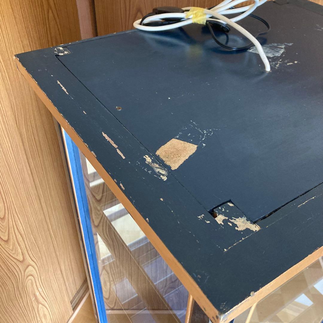 脚付き ガラスキャビネット 照明付き