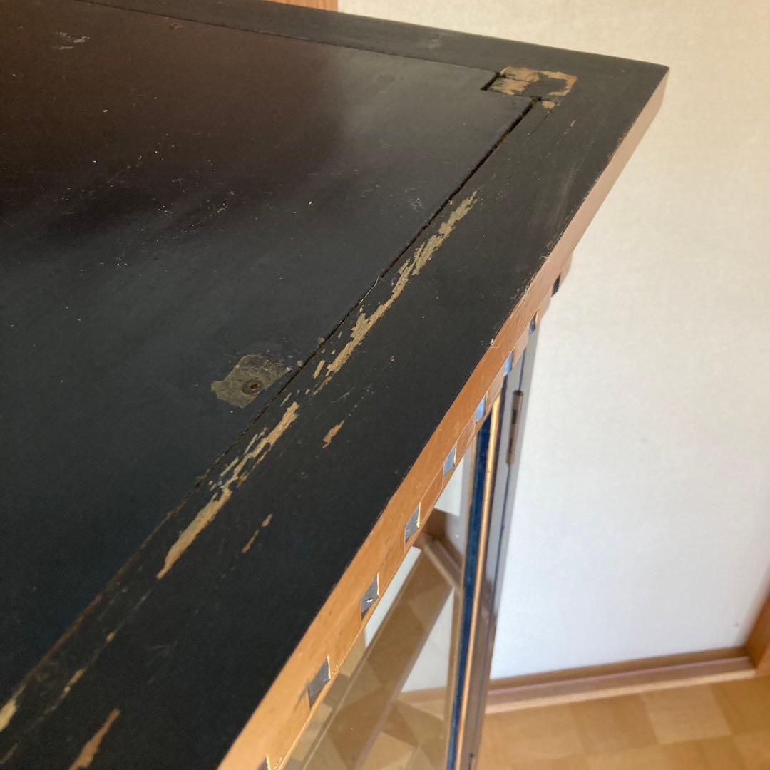 脚付き ガラスキャビネット 照明付き