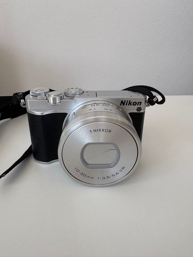 美品 ニコン Nikon 1 J5 ブラック ミラーレス一眼 カメラ 付属品付き