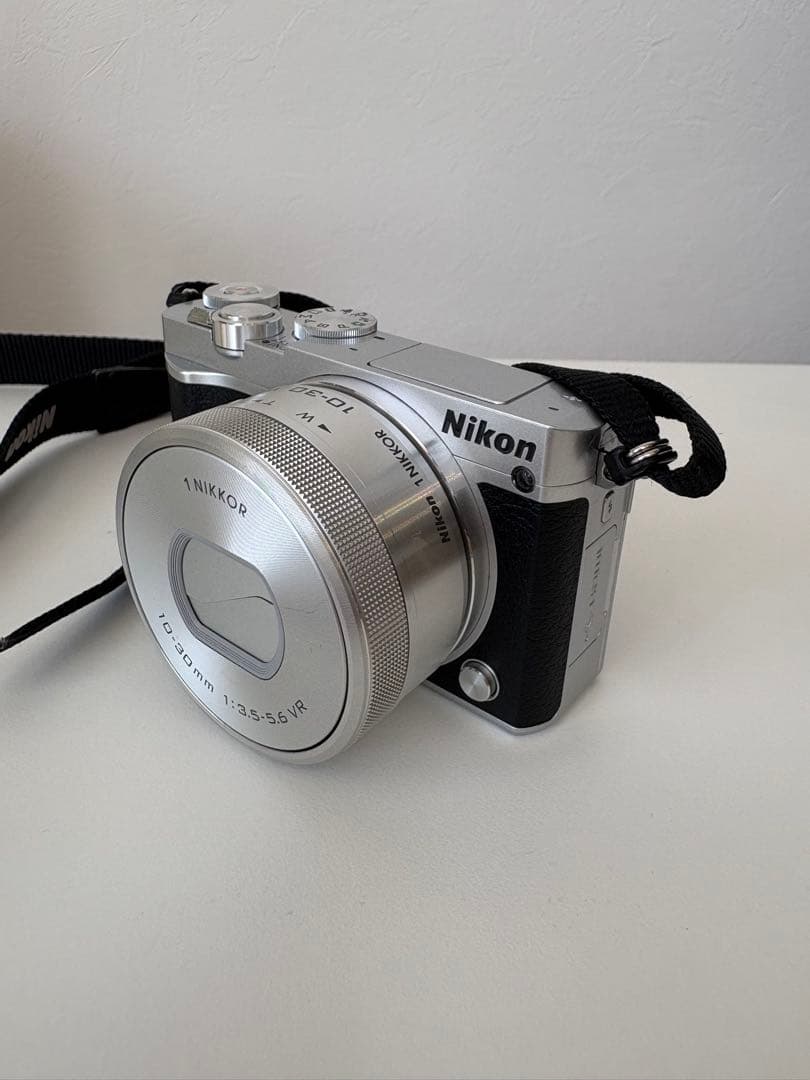 美品 ニコン Nikon 1 J5 ブラック ミラーレス一眼 カメラ 付属品付き