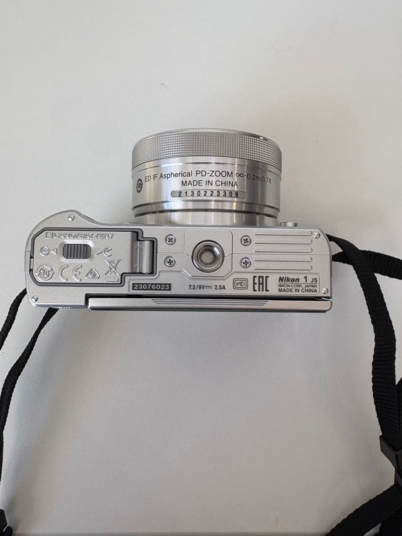 美品 ニコン Nikon 1 J5 ブラック ミラーレス一眼 カメラ 付属品付き